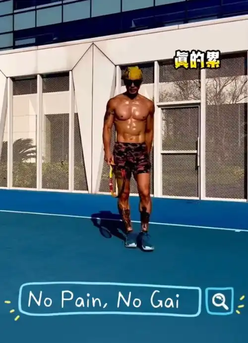 吴尊一家四口出游,neinei戴墨镜撩发气质好像大明星,比妈妈会穿