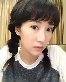 李念搞怪的照片,这个造型也太少女了吧