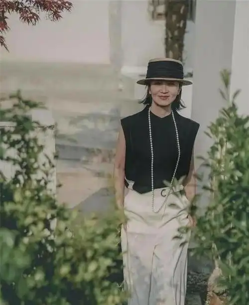 比起减龄穿搭,中年女性更适合知性风三木妈妈的经典穿搭太美了