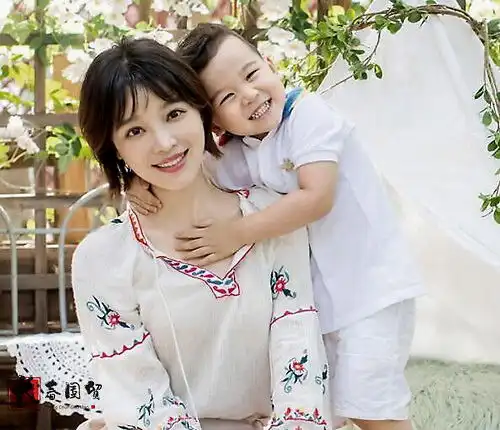央视美女主播嫁大12岁导演,夫妻恩爱幸福美满,四岁儿子聪明伶俐