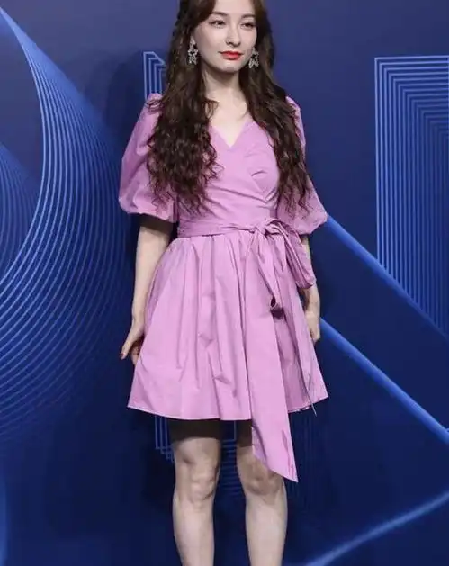 吴昕再次美出新高度,芭比粉公主裙配小细腰,逆袭成女神了
