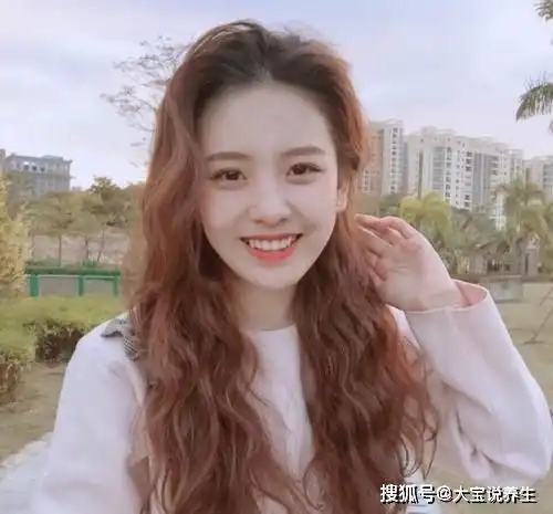 搞笑gif大叔,你这是拍车,还是来拍车模小姐姐的