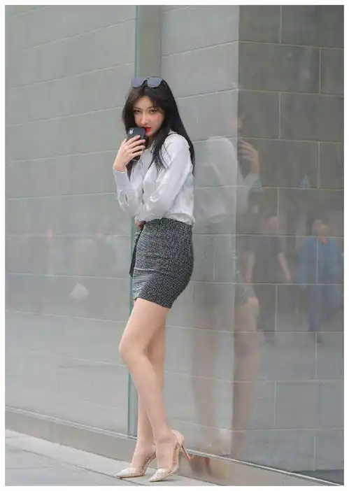优雅女士穿修身半裙,配上白色衬衫,像极了气质贵妇