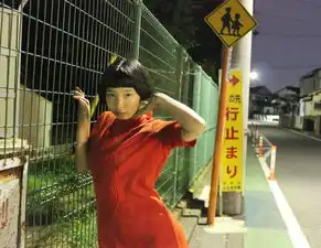 鬼马少女的怪诞自拍女摄