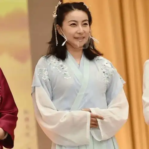 郭晶晶晒穿汉服了造型清纯气质良好,被众人簇拥霍启刚却被忽视
