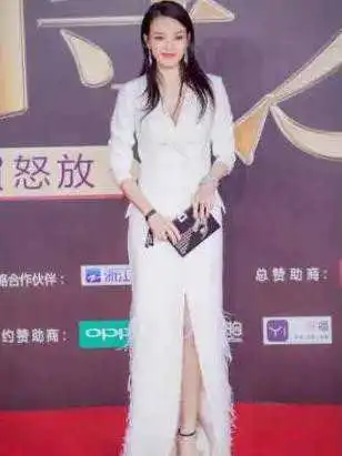 提菜篮,啃红辣椒舒淇婚后越来越浪,难道是粉红少女心作祟