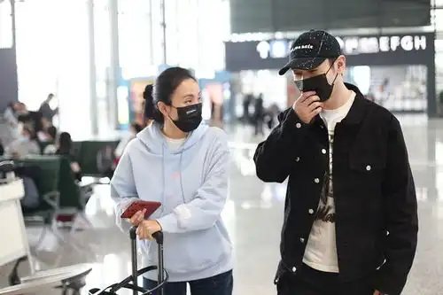 黄晓明现身机场偶遇陶虹皮肤和女方一样白,两人同框热聊似姐弟