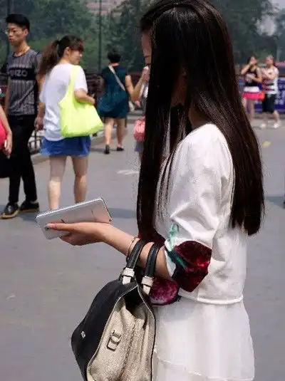 小伙荔枝求婚别出心裁十动然拒幼稚求爱还是另类表达