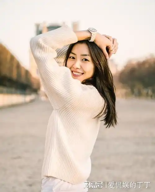 井柏然甜蜜夸赞刘雯素颜,狂撒狗粮网友刘雯素颜也美炸