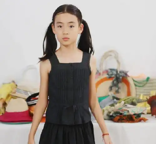 佟大为老婆晒母女三人合影秀大长腿,两女儿已是亭亭玉立美少女