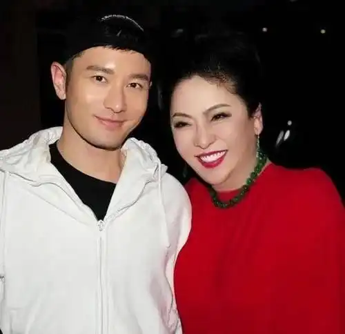 与黄晓明亲密拥抱的女制片人曝光是圈内的影视大佬,已婚有三娃