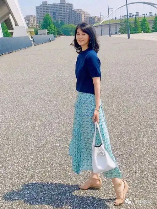 这才是60女人流行的夏季打扮,掌握7个穿衣法则,简约而优雅