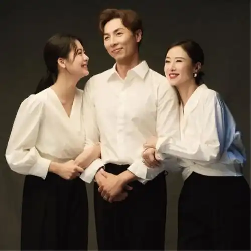 翁虹晒一家三口合照,家庭幸福,16岁女儿颜值出众