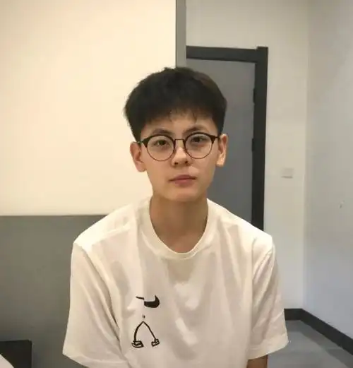 篮球女神杨舒予帅上热搜,看清正面照,网友快进圈吧