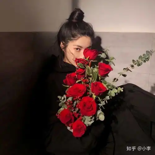 请问大家有没有玫瑰元素的头像或图片