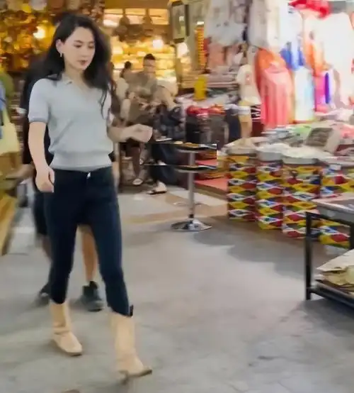 森林北和网友合影,身材高挑气质好,身穿灰色polo衫又美又飒