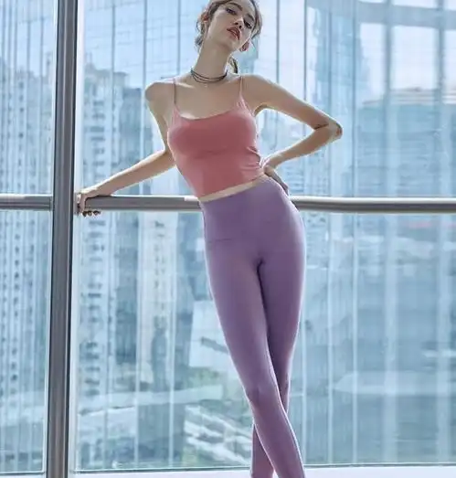 每日穿搭秀,白皙清纯的打底裤美女,精致搭配引人注目