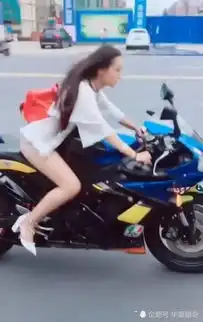 抖音机车女孩走红网络,当看到她的下半身时,网友春光无限