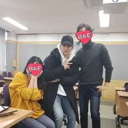 边伯贤研究生毕业,美女校友晒合照,粉丝吃醋我也要这样的校友