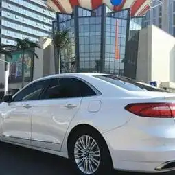 女白领花25万买辆福特金牛座,男友嘲笑不懂车,还不如买丰田皇冠