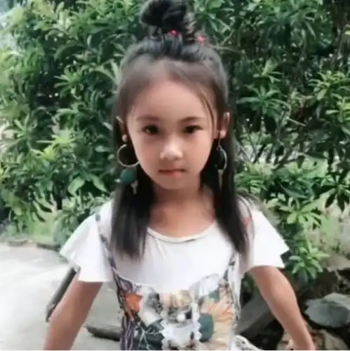 13岁女孩穿着成熟,妈妈察觉房间有异样,看到画面后满脸自责