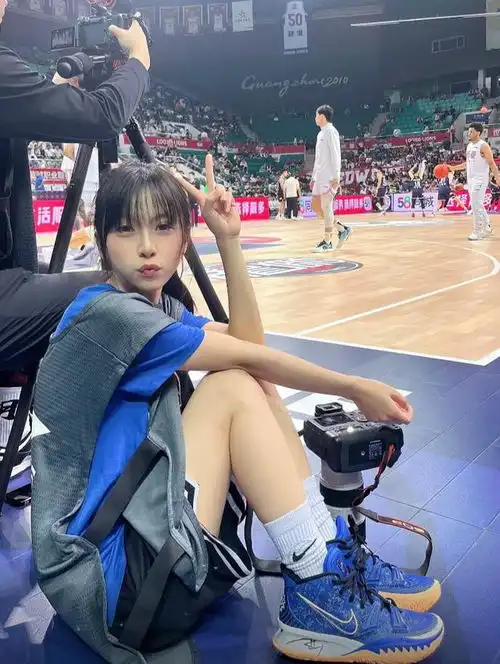 辽粤大战美女摄像小姐姐遭撞网友光速锁定00后小姐姐社媒
