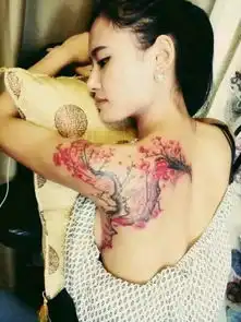 美女脱衣秀霸气纹身让人狂喷鼻血