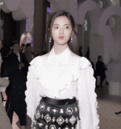 杨超越的少女气质非常适合miumiu的少女风格