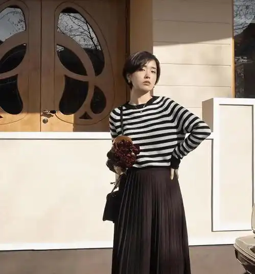 女人上了年纪这4件上衣是真正的气质的气质款,高级有格调