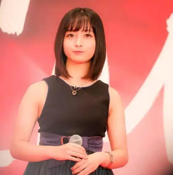 千年一遇美少女的肚子,怎么了