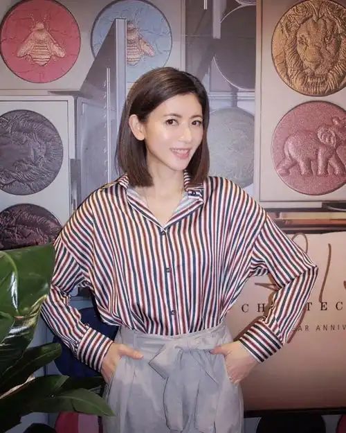 tvb前女星高叉裙亮相,担任司仪魅力不减精通5国语言却仍单身
