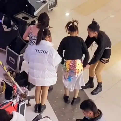 山东男子偶遇美女换衣服,赶紧拿出高考都舍不得用的眼镜欣赏
