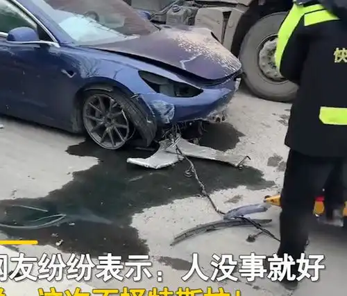 女子驾驶特斯拉失控飞跃十几米河道,安稳着陆围观者直呼太牛了