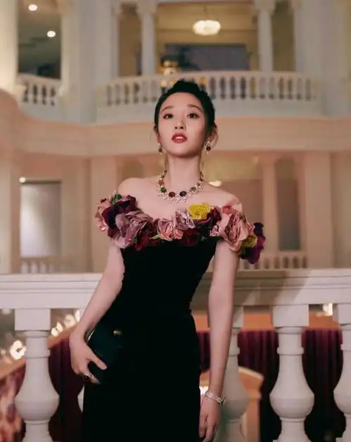 唐艺昕复工忙里偷闲逗女儿母爱爆棚,自曝为产后修复两月不吃米饭