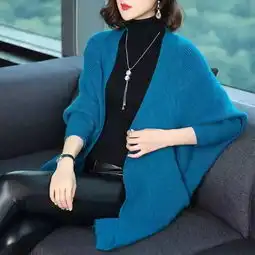 现在的女人都太会打扮了,毛衣这样搭,就像小女生一样