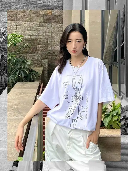 你和这些美少女的距离,只差一件印花上衣