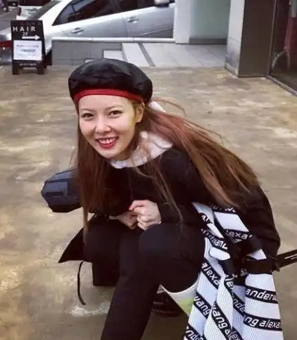 金泫雅腿有多弯当她穿着睡裙跪地上时,网友疯狂截屏保存