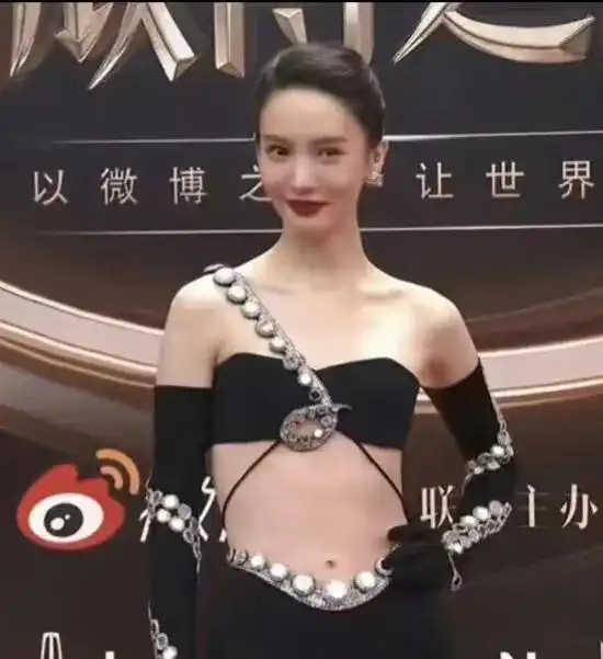 微博红毯翻车金晨被嘲像舞女,黄奕造型奇怪,于文文被嘲像司仪