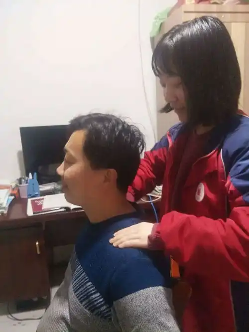 百善孝为先,安中学子在行动二为辛勤的父母按摩