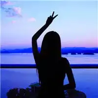 大海的气息,海鸥的声音,海边女生背影图片头像