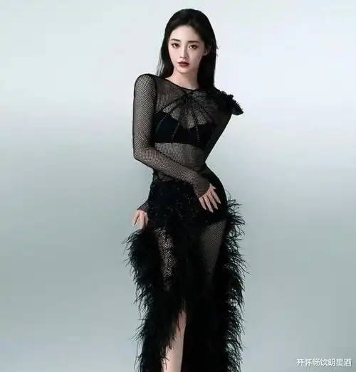 周洁琼再现经典仙子风采,渔网丝袜搭配镂空礼服魅力满满