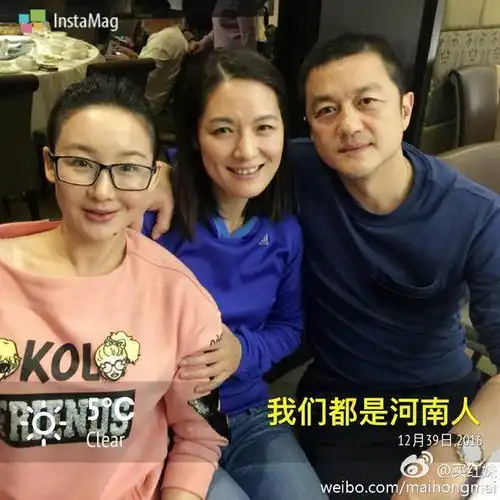 丈夫出名就将她抛弃,一人抚养两个孩子,如今两个孩子对爸爸这样