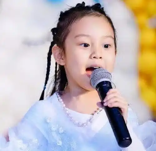 李小璐带8岁女儿摘草莓,孩子的这一动作,惹人垂泪终是长大了
