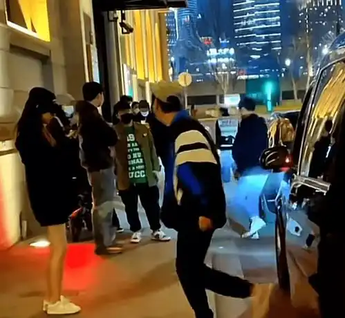 王思聪深夜带美女外出吃火锅,新女友直接送大束玫瑰花