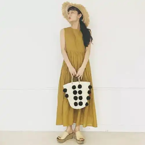 90后冷漠系少女示范极简风穿搭,借鉴她的私服风格绝对不可能撞衫