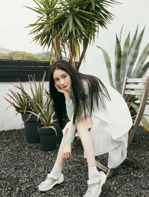 杨幂时尚感真强短袜搭洞洞鞋秀铅笔腿,渣女裙挡不住好身材