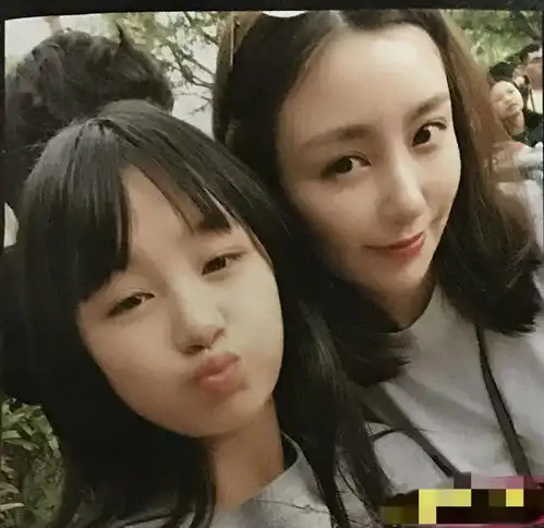 吴启华月砸20万捧11岁女儿做网红,她自己画眼线涂口红贴双眼皮
