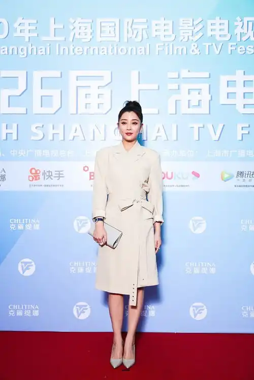 42岁的殷桃宛如少女一般,穿格纹大衣背影看着太美了,好优雅