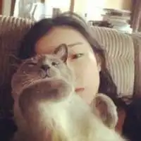 抱猫躺着的女生头像微信头像图片大全