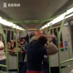 视频光头男不让共享单车进车厢谩骂青年下一站滚下车升级为群殴
